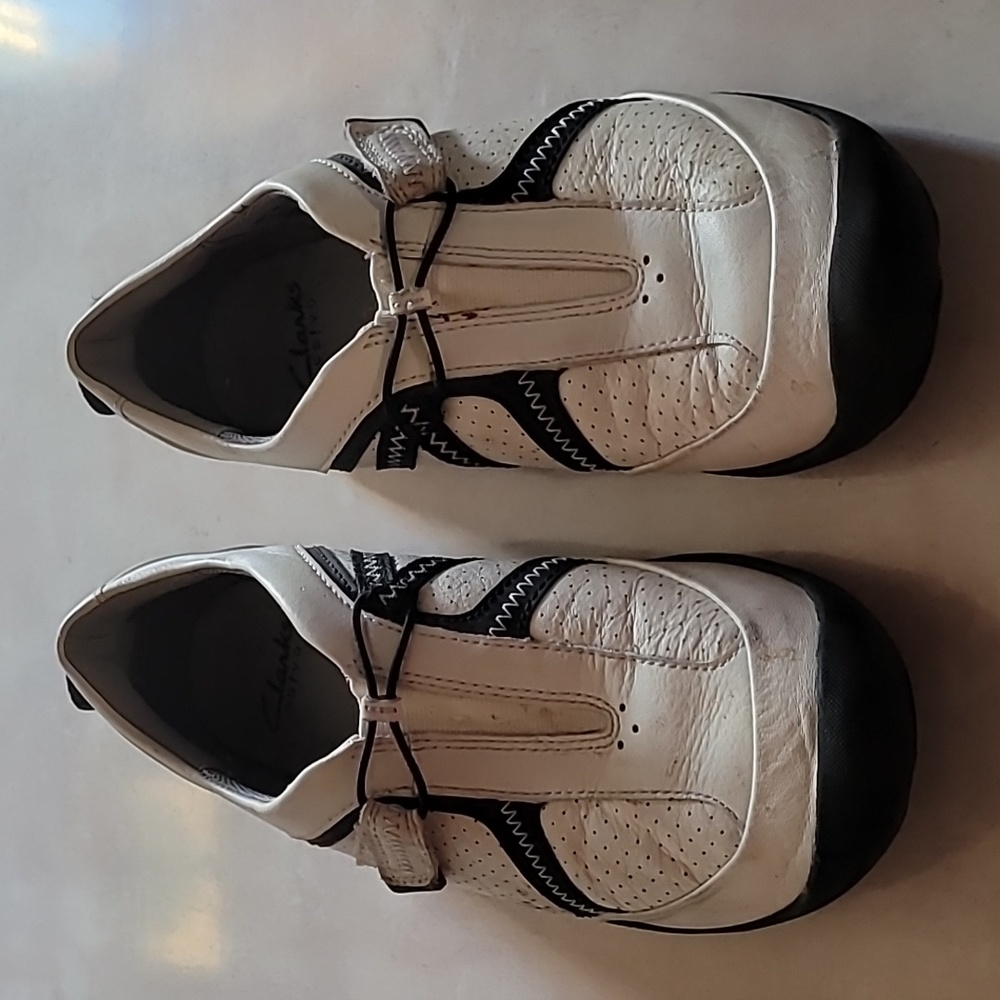 PRIVO by Clarks Womens White Leather Pull On Athelic Sneakers, US size 8.5.